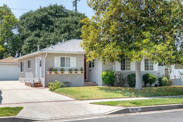 A Sunland home listed by Aubree Chavarriga